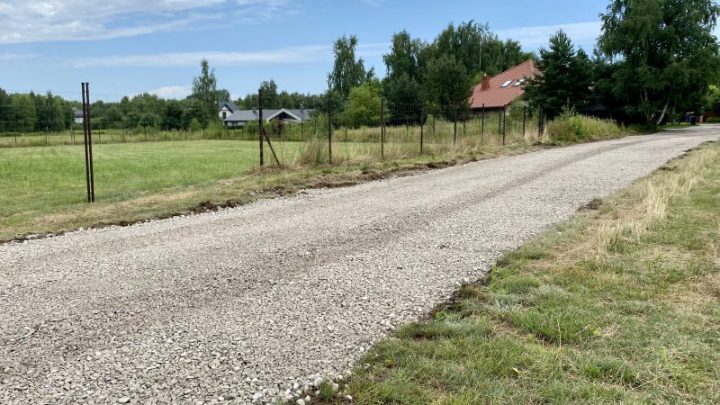 Mamy nowy kawałek utwardzonej Leśnej bis na odcinku za zakrętem do ulicy łączącej Leśną z Makową. Można spacerować!