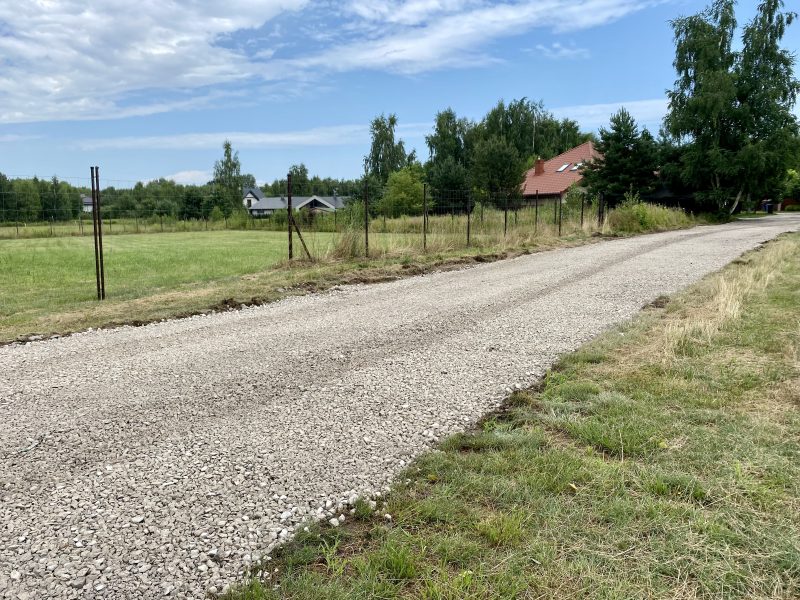 Mamy nowy kawałek utwardzonej Leśnej bis na odcinku za zakrętem do ulicy łączącej Leśną z Makową. Można spacerować!