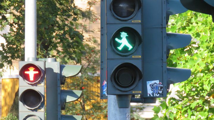 Sygnalizacja świetlna na skrzyżowaniu: Stołeczna i Topolowa